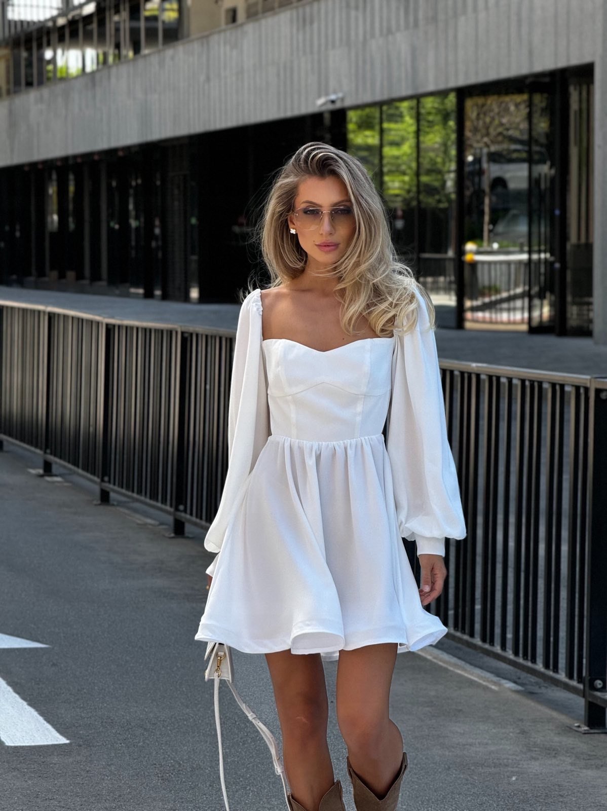 Біла сукня на зав‘язках