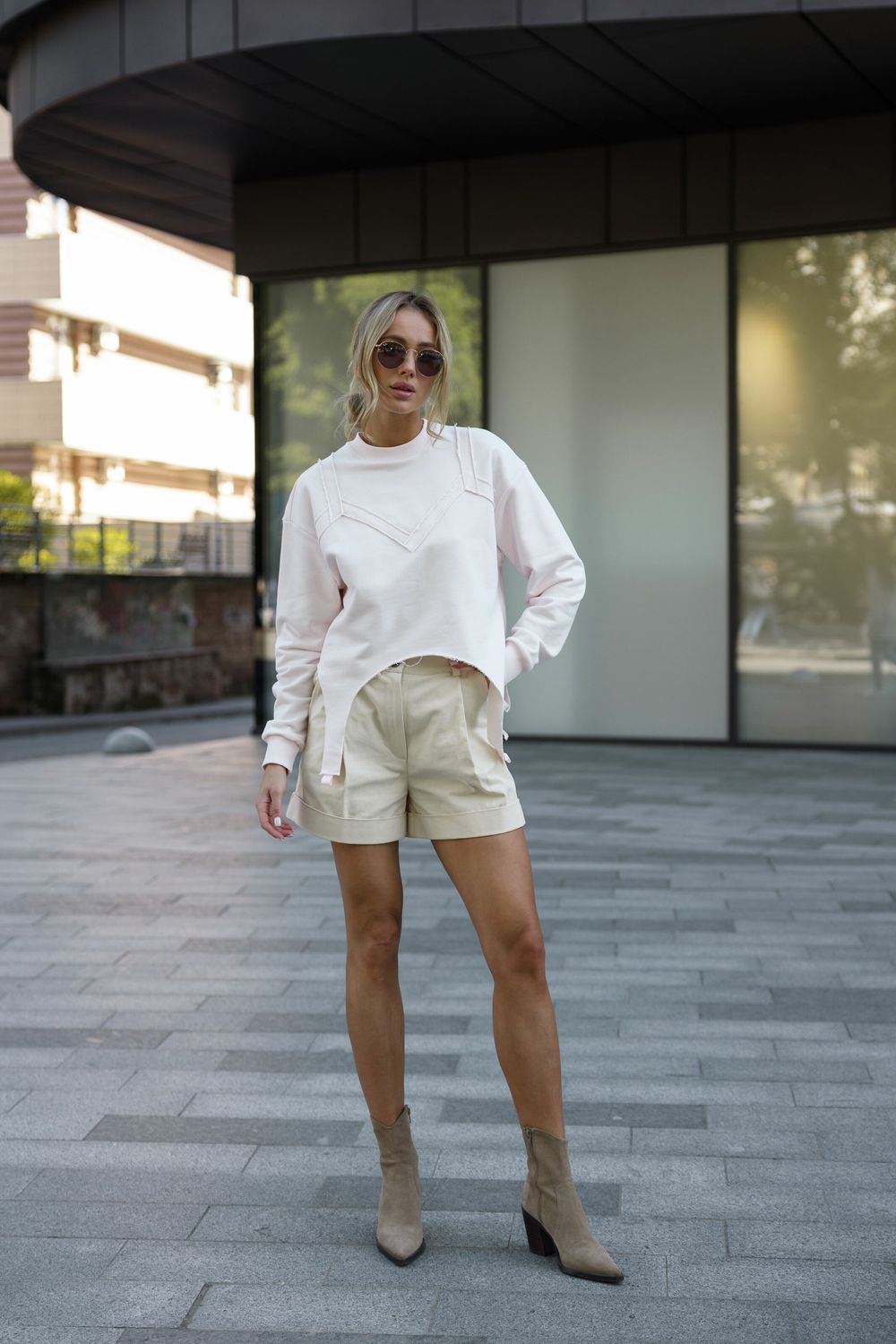 Beige shorts with pockets